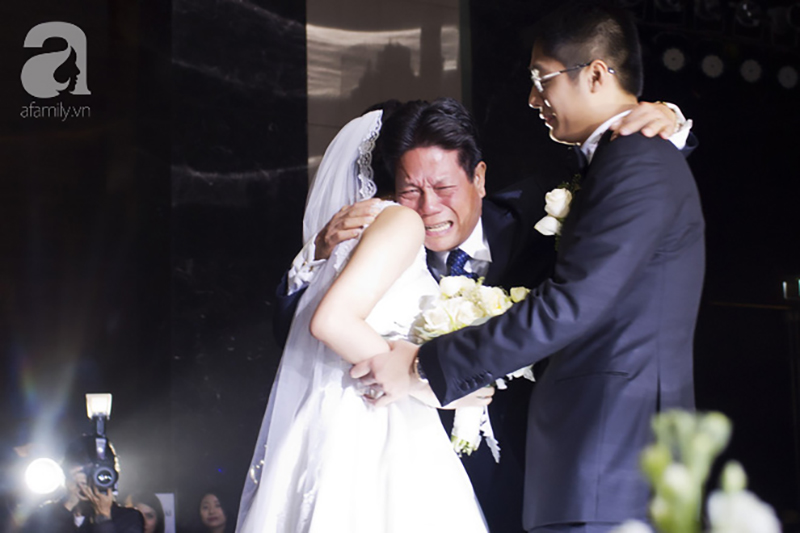 Đám cưới có 1-0-2 sang chảnh hết nấc: Sân khấu lộng lẫy, khách mời đa quốc gia, hoa tươi nhập khẩu tinh tế